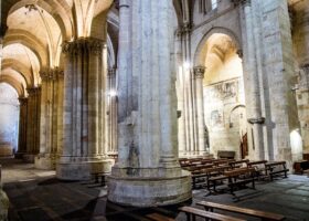 Querían frenar la humedad en la Catedral Vieja de Salamanca y han acabado encontrando tumbas, un caldero romano y un posible templo anterior