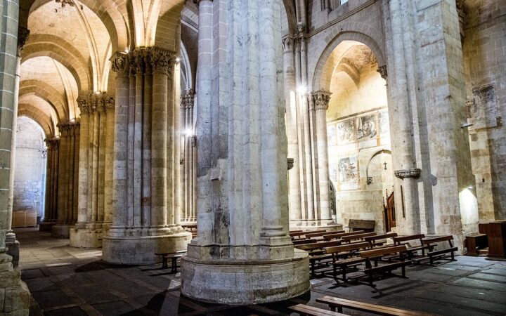 Querían frenar la humedad en la Catedral Vieja de Salamanca y han acabado encontrando tumbas, un caldero romano y un posible templo anterior