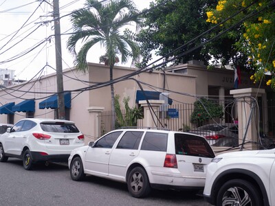 Reclaman retirar cables derribados que permanecen en las calles