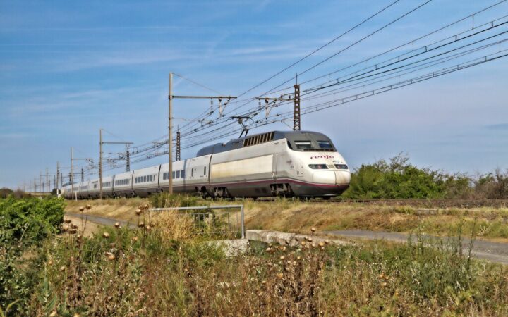 Renfe ya tiene un plan para retirar el tren incendiado en Ricla y no podrá terminarlo hasta la semana que viene