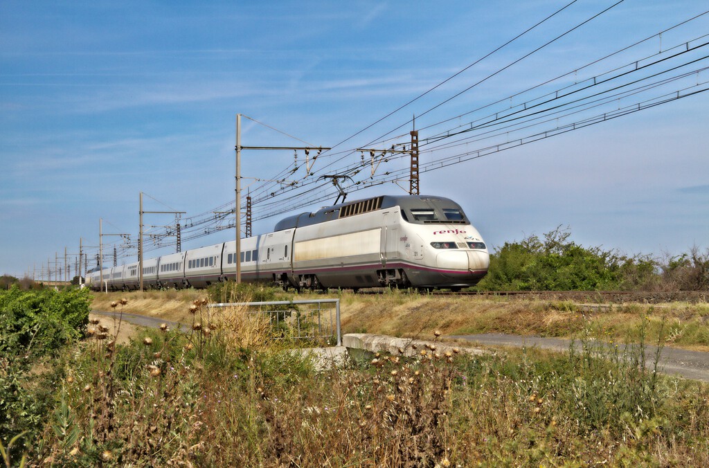 Renfe ya tiene un plan para retirar el tren incendiado en Ricla y no podrá terminarlo hasta la semana que viene