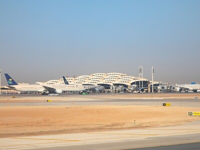 Reportan nuevo ataque contra aeropuerto de Riad