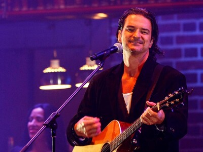 Ricardo Arjona regala un auto al hombre que inspiró Historia de taxi