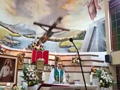 Sacerdote muere tras caerle una cruz durante una misa en Ecuador