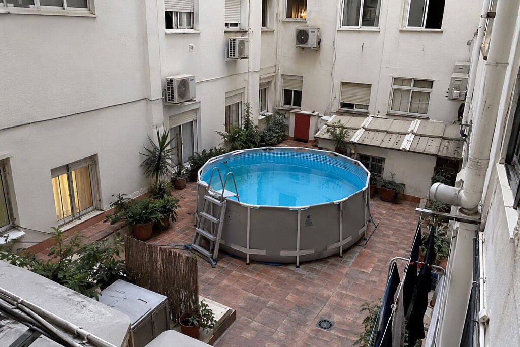 Se sigue buscando al vecino de Salamanca que colocó una piscina de 2 metros cúbicos en el patio de luces de su comunidad de vecinos