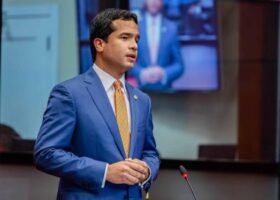 Senador Omar Fernández presenta fiebre alta y agotamiento físico
