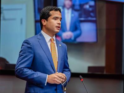 Senador Omar Fernández presenta fiebre alta y agotamiento físico
