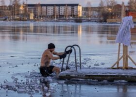 Siete días metiéndose en agua a 14 °C: lo que de verdad dice (y lo que no) el último estudio del “cold plunge”
