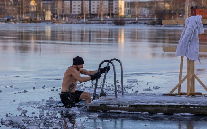 Siete días metiéndose en agua a 14 °C: lo que de verdad dice (y lo que no) el último estudio del “cold plunge”