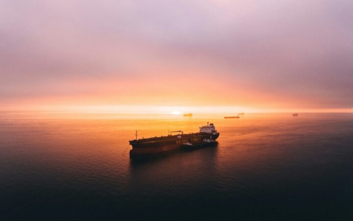 Sin luz, sin radio y bajo la amenaza de los drones, los petroleros están cruzando el estrecho de Ormuz prácticamente a ciegas