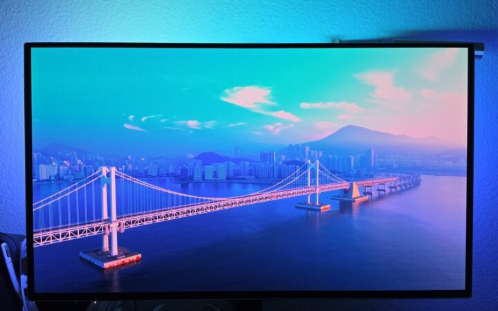Tras ver lo bien que funciona Ambilight, me lancé a comprar un kit de monitor para jugar. Resulta que es trabajando como más uso le doy
