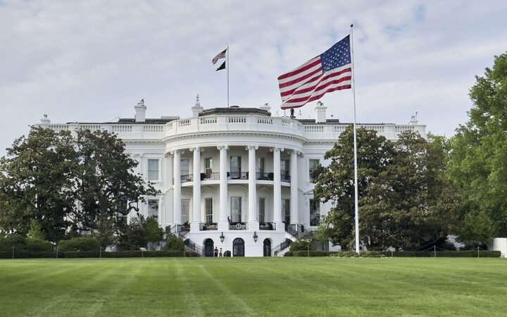 Trump firma ley que permite a sacerdotes volver a incorporarse al Seguro Social y Medicare
