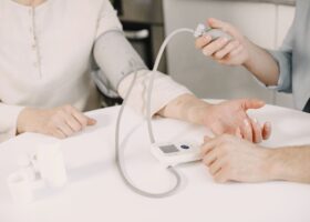 Vivimos más que nunca y nos sentimos peor: la salud percibida cae a niveles de 1987