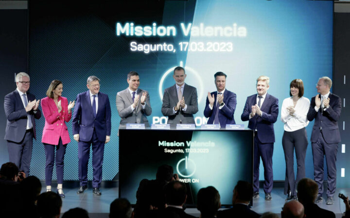 Volkswagen quería derrotar a China fabricando baterías en Valencia. Acaba de vender media empresa a un fabricante chino