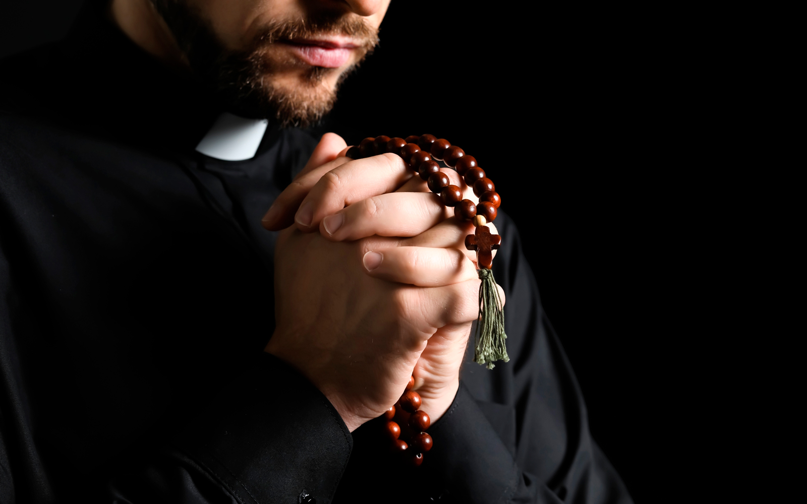 ¿Qué características debe tener un sacerdote para ser exorcista? Un obispo responde